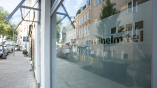 eine Fensterscheibe vom ServiceCenter in Altona mit wilhelm.tel Logo