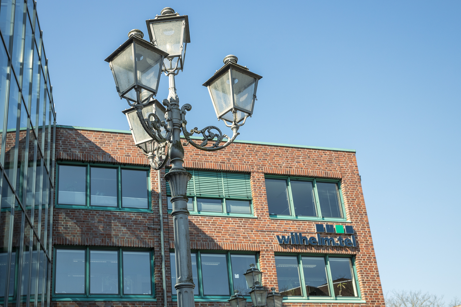eine Straßenlaterne vor dem Gebäude von wilhelm.tel